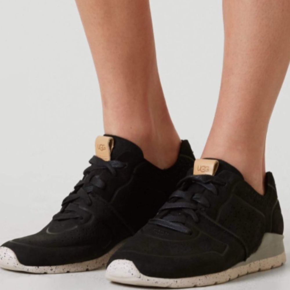 🆕 NWT in box.UGG Tye Casual Laceup Leather Sneaker Athleisure
Size 8